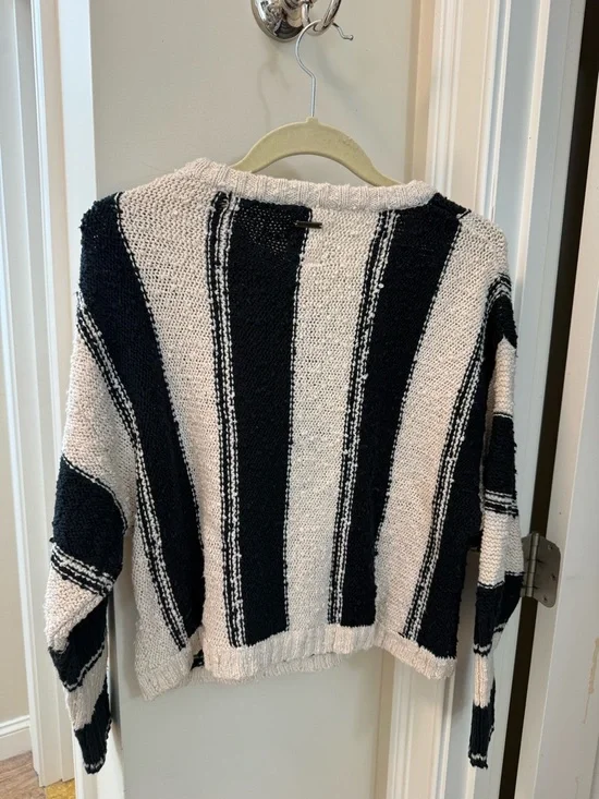 Billabong Black & Cream Striped Sweater in Size S - Picture 11 of 12